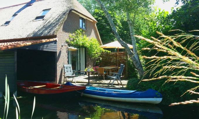 Giethoorn Cabin | Giethoorn Lodge, luxury thatched cottage. Electric sloop for rent