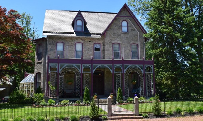 Moylan Bed & Breakfast | Gifford-Risley House Bed and Breakfast