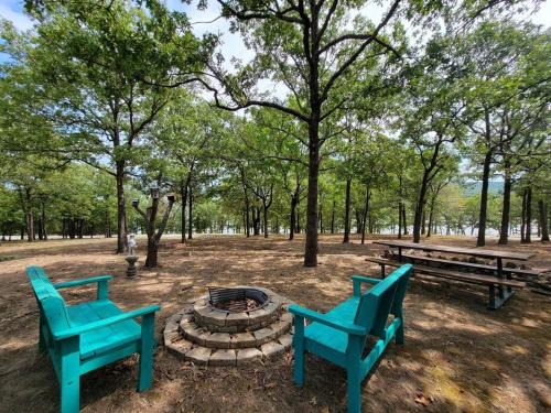 Blocker House | Gigi's Spacious Lakefront with Boat Ramp Access! Newly Remodeled, Sleeps 8!
