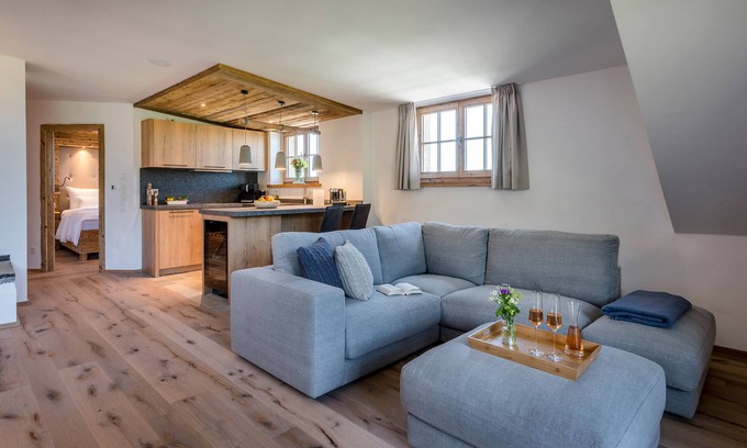 Frasdorf Apartment | Gipfelglück-chalet-suite mit 60qm, Schlafzimmer, Wohnraum mit Küche und Bad mit Sauna