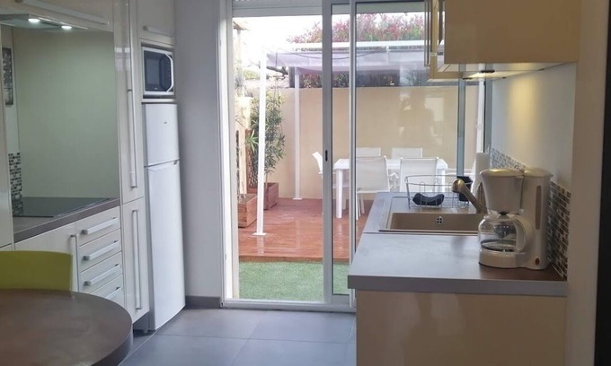 La Crau House | Gîte 1 bed, sleeps 3, garden and parking, small swimming pool, 15 mins from the sea.