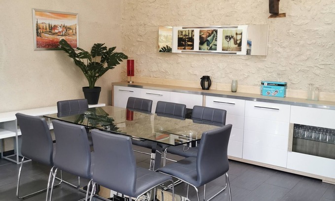 Pellegrue House | Gite all comforts, completely one level, heated swimming pool, large garden.