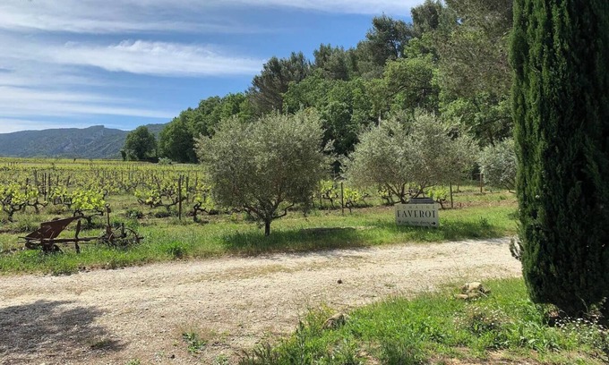 Maubec Apartment | Gîte Cerisier - in the Provencal farmhouse of Domaine Faverot