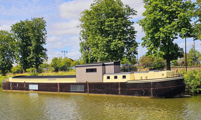 Saint-Omer Boat Rental | Gîte de groupe sur l'eau - Barge in Saint-Omer at the gateway to the Marais Audomarois