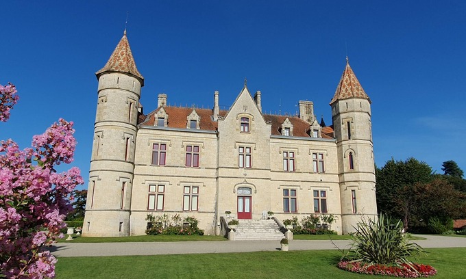 Leyritz-Moncassin Cottage | GITE DU CHATEAU, burgundy area, spas, wine route.