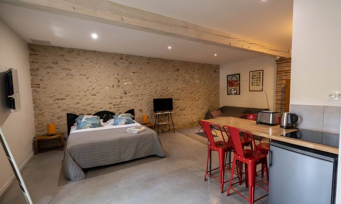 Saint-Genis Cottage | Gîte-Massane-Apartment-Ensuite with Bath-Courtyard view