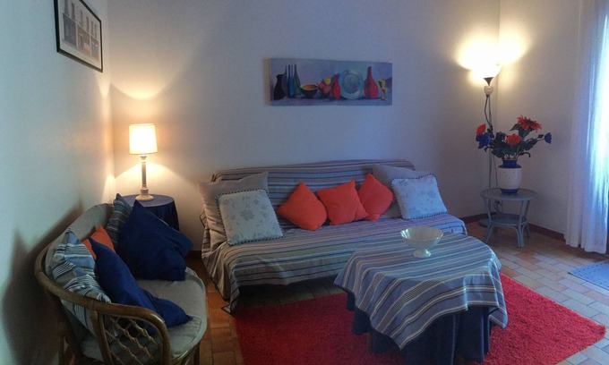 Saint-Fort-sur-Gironde Cottage | Gite in Quiet Hilltop Hamlet - An Area Of Vineyards With Stunning Views