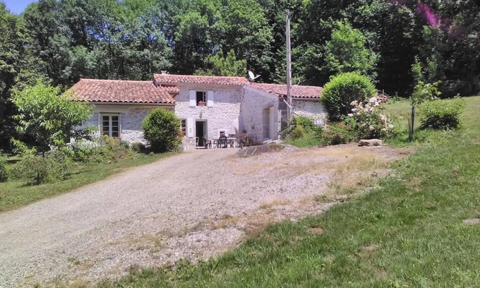 Saint-Salvy-de-la-Balme House | Gîte le Coumis sleeps 6, kitchen, parking and garden.