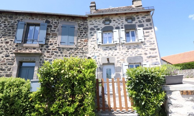 Neussargues-Moissac Cottage | Gite Neussargues en Pinatelle, 2 bedrooms, 4 persons