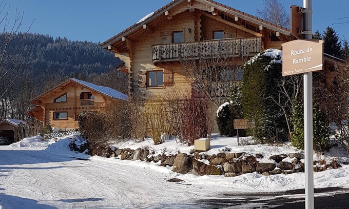 Habere-Poche Ski Chalet | Gîte on the ground floor of a real wooden chalet, a former painter's studio.