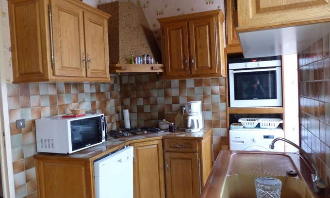Saint-Germain-des-Fosses Cottage | Gite Saint-Germain-des-Fossés, 4 bedrooms, 8 persons