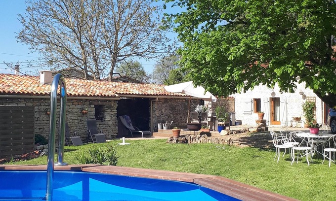 Couture House | Gîte Sous le tilleul with above ground pool and new kitchen 2024!