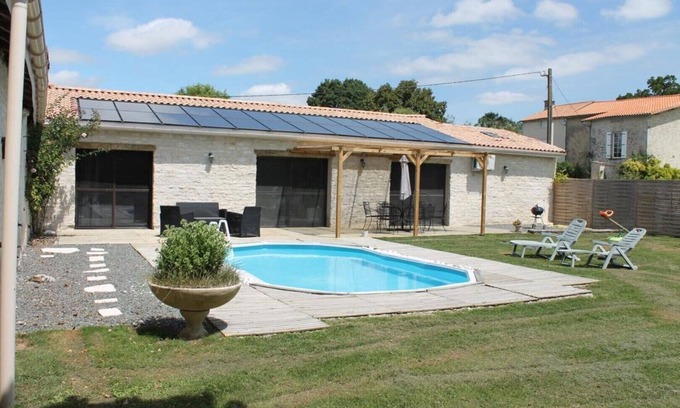 Marigny House | Gite South Two Sevres wifi jacuzzi pool