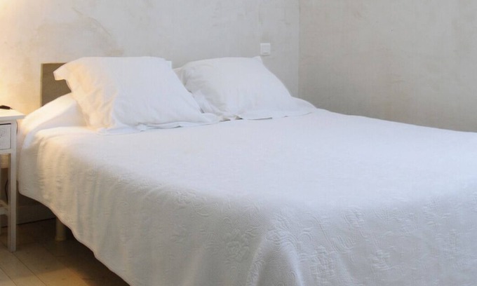 Maubec Apartment | Gîte Tilleul - in the Provencal farmhouse of Domaine Faverot