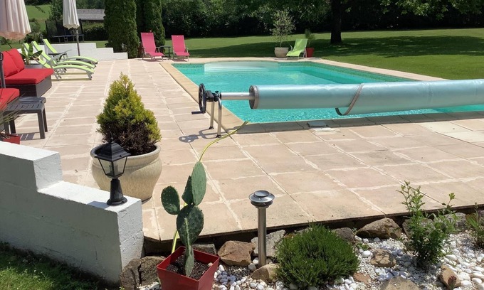 Saint-Yrieix-la-Perche Cottage | Gite tout confort avec Piscine pour apprécier la sérénité de la campagne