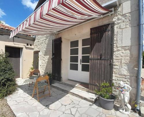 Villeneuve-la-Comtesse Apartment | Gite VILLENEUVE LA COMTESSE