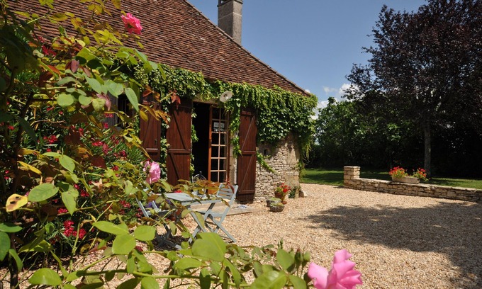 Saint-Jory-las-Bloux Cottage | Gite with stunning views and heated pool near Thiviers in the Dordogne