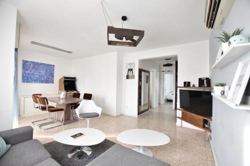 Nicosia Apartment | Glabur Stays - The Cozy 2 BDR - Nicosia City, Free Parking & Wifi, Welcomes You!