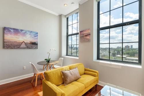Olde Kensington Apartment | Glam Flat W Viewpooldeck