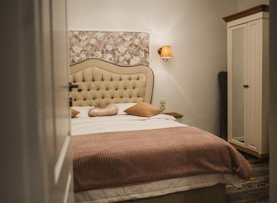 Historic Center Apartment | Glam Rose&White Downtown
