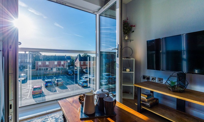 Handsworth Apartment | Glamorous Apartment with Parking in Sheffield