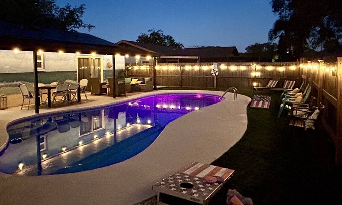 Walsingham House | GLAMOROUS UPDATED HEATED POOL HOME 5 MILES TO THE BEACH! PET FRIENDLY