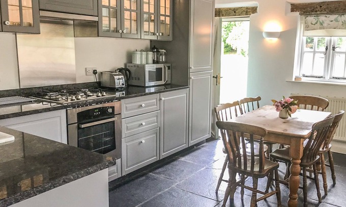 Hendrerwydd Cottage | GLAN CLWYD ISA - LLYN CLWYD, pet friendly, with pool in Bodfari