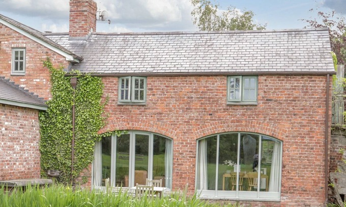 Hendrerwydd Cottage | GLAN CLWYD ISA - THE COACH HOUSE, pet friendly, with pool in Bodfari