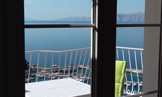 Novi Vinodolski Apartment | Glavas cozy corner apartment 1st floor