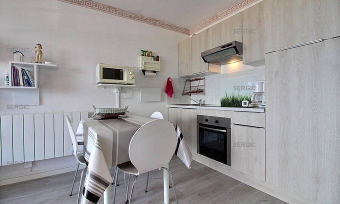 Berck-sur-Mer Apartment | GLB107 : FACE MER, studio with terrace view from 1st floor, sleeps 4