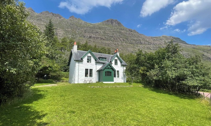 Achnasheen Cottage | GLEN COTTAGE - TORRIDON, pet friendly, with open fire in Torridon