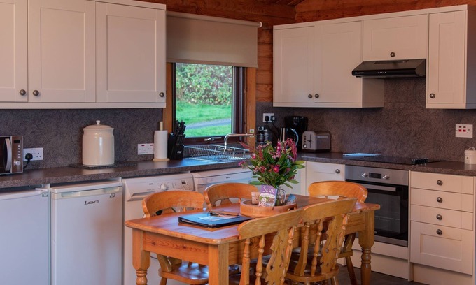 Armadale Ski Chalet | Glencoe Lodge - a cabin that sleeps 5 guests in 3 bedrooms