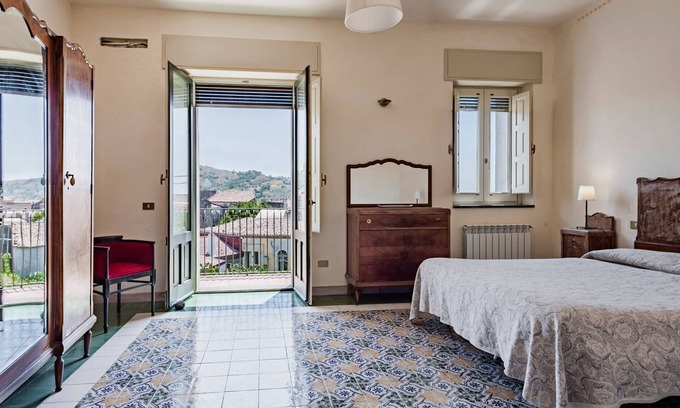 Rovittello Apartment | Gli Iris Apartments - Casa con terrazza by Wonderful Italy
