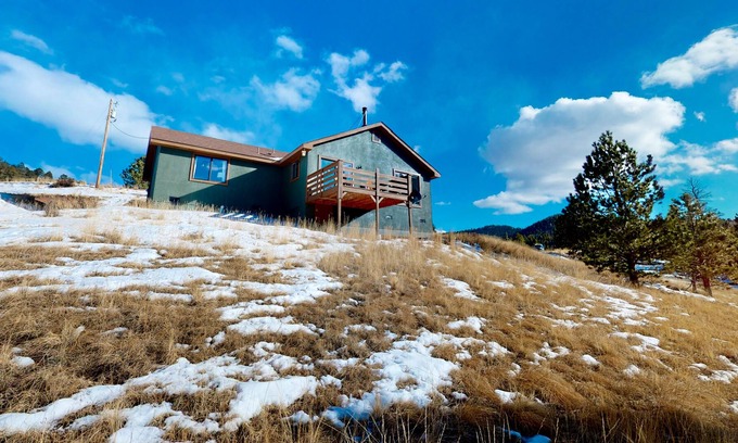 Cripple Creek House | Glistening dog-friendly mountain view home with balcony, fireplace, & kitchen