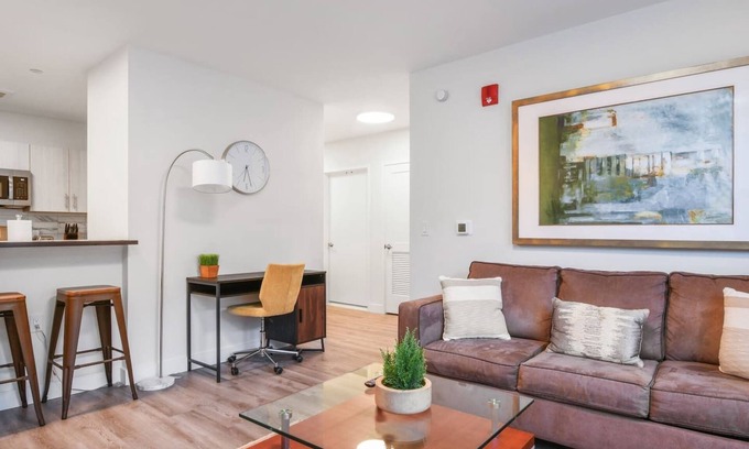 Orange Hotel | Glorious ! 1BR King! Free Parking !30 min to NYC