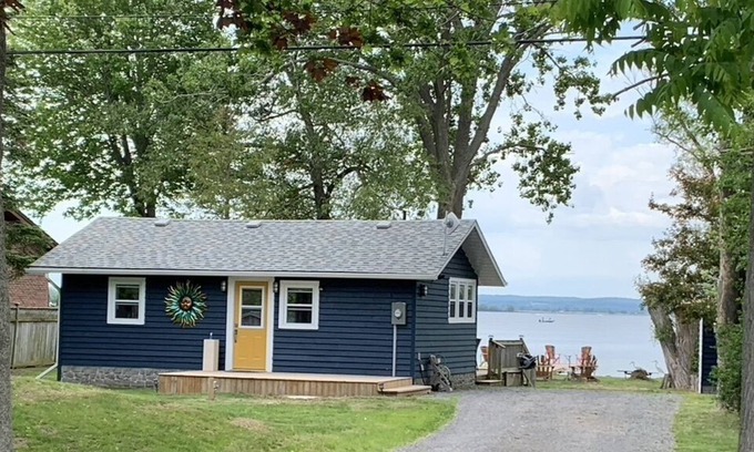 Consecon Cottage | Glorious Sunsets-Wellers Bay Prince Edward County Family friendly-Water Front!