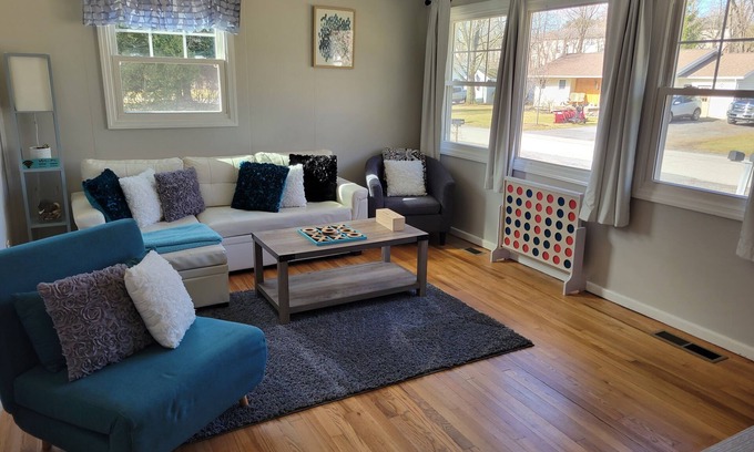 Boalsburg House | Go Blue! Bright home with large fenced in yard! 3m to Penn State. Free Breakfast