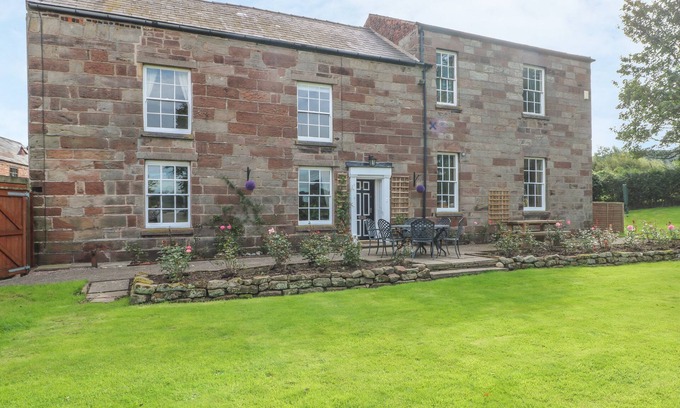 Frodsham Cottage | GODSCROFT HALL, family friendly, with a garden in Frodsham
