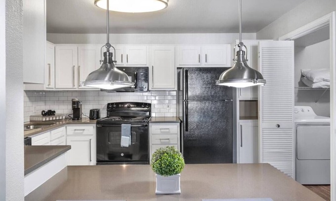 Pleasant Valley Apartment | Golden 2BR/2BT King Suite| 5 Min to D-Town Austin
