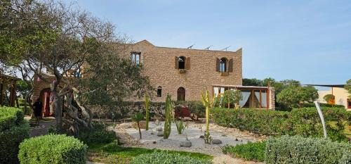 Akermoud House | Golden Baibah