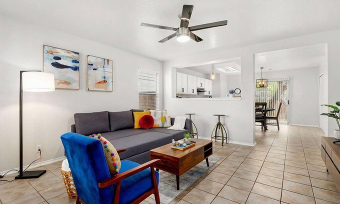 Maverick Creek House | Golden Chest - Modern - UTSA Central - Fast WiFi