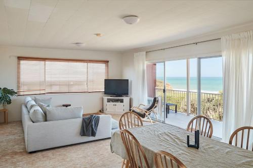 Surf Coast House | Golden Gully Beach Shack - A Relaxed Oceanfront Stay