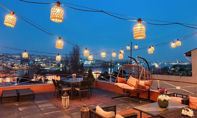 Istanbul City Center House | Golden Horn Gem: 3-Bedroom Apartment with Scenic Terrace and Seaside Location