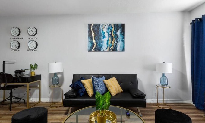 South Central Houston Apartment | Golden Vibes Dwtn,Eado,Nrg,MedCtr,MTR,Rodeo