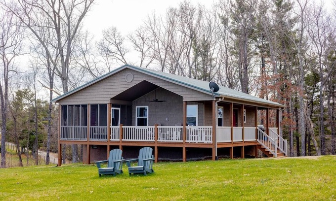 Barren Springs Cabin | Golden Views/River/NRT Trail Access 1B/S2