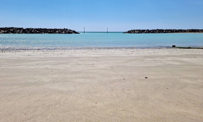 Middleton-on-Sea Condo | Goldeneye beachside paradise, large apartment, free parking, fast Wi-Fi