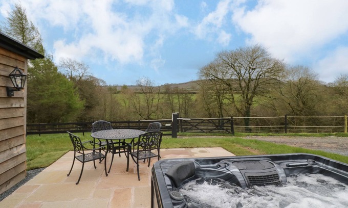 Farden Cottage | GOLDTHORNE LODGE, family friendly, with hot tub in Clee Hill