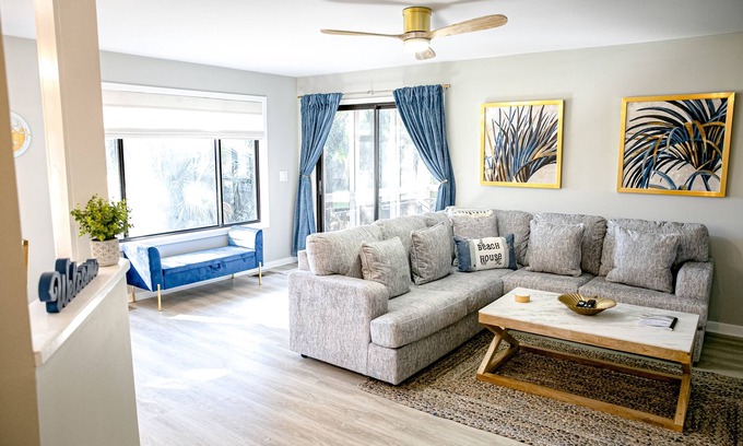 Ocean Ridge Condo | Golf course adjacent, beach-themed condo with sunroom, washer/dryer, & AC