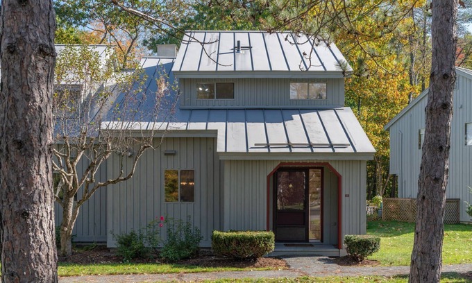 West Hartford Condo | Golf Views! & Patio Dining | Windsor Village 3A