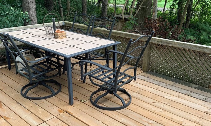 Brampton Cabin | Golfing alongside a cozy cabin in Inner city park WiFi & small luxury amenities